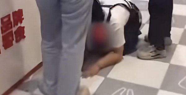 长沙股票配资公司 店员给顾客下跪的好想来：曾因员工辱骂学生“读死书”致歉